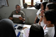 The forest warden of Sapes Forest Service is jesting while the children are looking forward to receive the riddle (G.Azoridis/WWF)