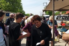 Students from Tychero share informative leaflet prepared by them (WWF/C.Zayas)