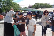 Students from Iasmos share their own informative leaflet in the open market (WWF/M.Becker)