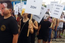 Picket signs in favor of animals (wild, stray, domestic) and against poison baits