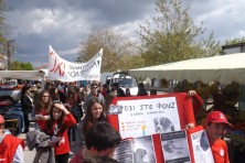 Οι μαθητές του Τυχερού ξεχύθηκαν στους δρόμους και στο παζάρι της πόλης ντυμένοι στα κόκκινα, με συνθήματα, πανό και φυλλάδια. 