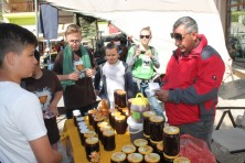 Students from Iasmos share their own informative leaflet in the open market (WWF/E.Vazaiou)