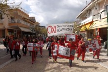 Οι μαθητές του Τυχερού ξεχύθηκαν στους δρόμους και στο παζάρι της πόλης ντυμένοι στα κόκκινα, με συνθήματα, πανό και φυλλάδια. 